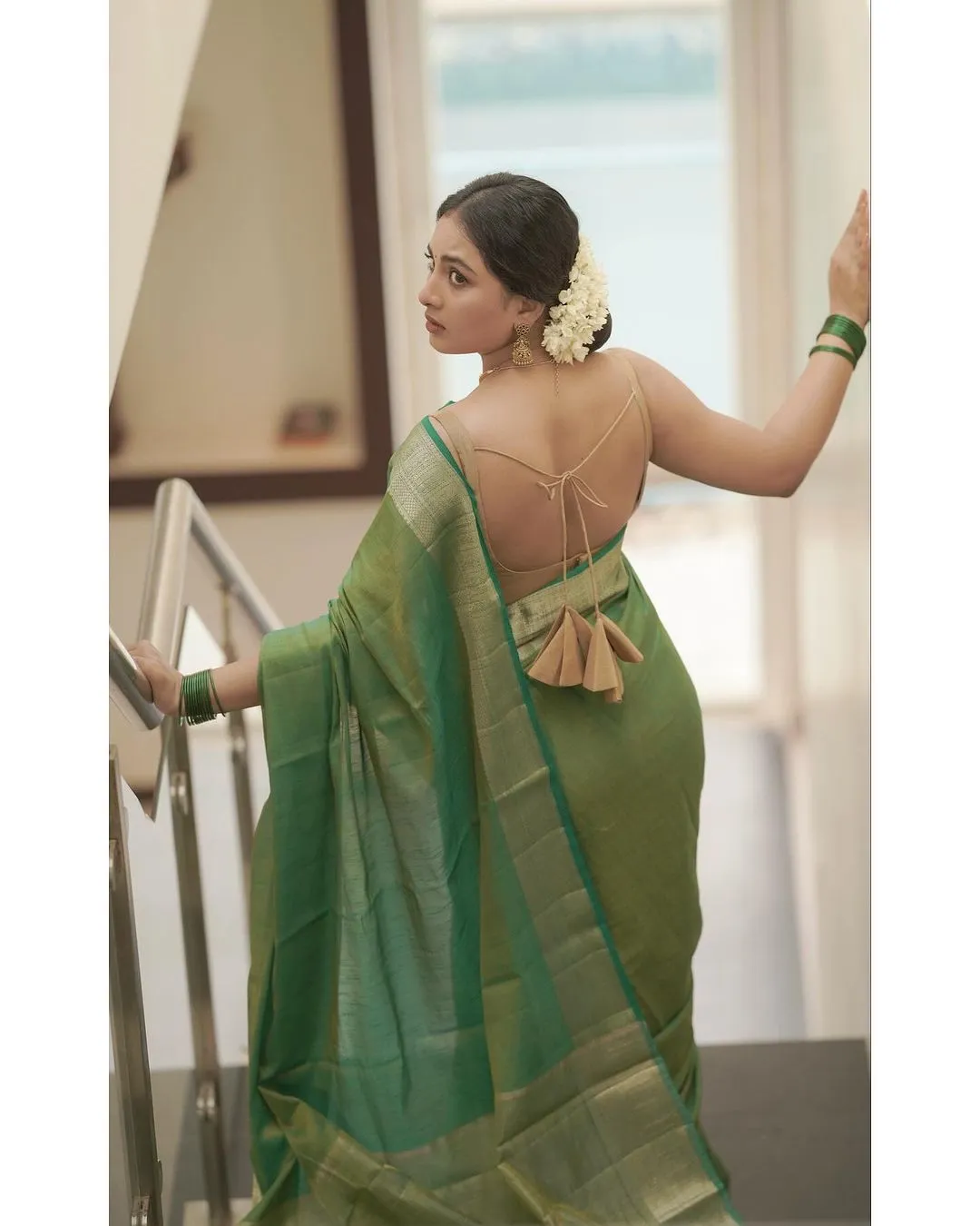 BEAUTIFUL INDIAN ACTRESS SRUSHTI DANGE IN SLEEVELESS GREEN SAREE 4